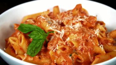 Kremalı domates soslu Penne alla votka makarna, hızlı ve kolay bir İtalyan makarnası gibi sıcak servis edilir. Restoran menüleri ve ticari stok görüntüleri için ideal..