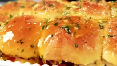 Pastırma, sucuk ve İtalyan sosundan yapılmış pizza dilimleri. Atıştırmalık ya da aperatif olarak servis ediliyor. Parti menüleri ve ticari stok görüntüleri için ideal..