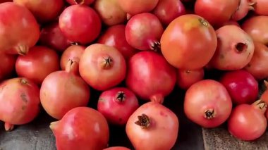 Taze çekirdekli tam nar meyvesi. Beslenme ve doğal güzelliği ön plana çıkarıyor. Sağlık ve meyve tabanlı stok görüntüleri için ideal.