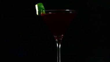 Taze meyve suyu ve alkolle hazırlanmış narlı martini. Zarif bir bardakta soğuk servis ediliyor. Kokteyl menüleri, bar görselleri, gece hayatı promosyonları ve ticari stok görüntüleri için ideal..