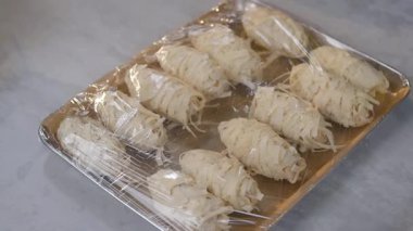 Altın çıtır patates kızartması ve çıtır çıtır sokak yemeği gibi sıcak servis ediliyor. Gıda tezgahları, abur cuburlar ve ticari stok görüntüleri için ideal..