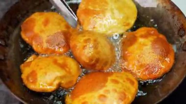 Puri Kachori geleneksel Hint sokak yemekleri gibi sıcak, çıtır çıtır ve lezzetliydi. Sokak yemekleri, atıştırmalık menüler ve ticari stok görüntüleri için ideal..