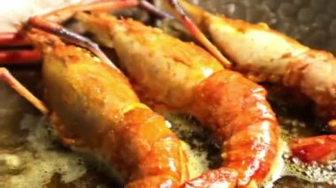 Kral Karides Malai köri sosunda hafif baharatlarla pişirilmiş, birinci sınıf deniz ürünleri gibi sıcak servis ediliyor. Restoran menüleri ve ticari stok görüntüleri için ideal..