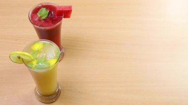 Serinletici bir yaz içeceği seçimi, sıcak hava, kafeler, restoranlar ve görsel yaşam tarzı içecekleri için ideal. Ticari içki ve konukseverlik videoları için mükemmel..