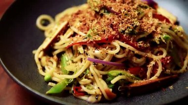 Sıcak pirinç eriştesi Asya 'da rahatlatıcı bir yemek olarak servis edilir, dokuyu ve sadeliği vurgular. Restoran menüleri ve ticari gıda stoku görüntüleri için ideal..