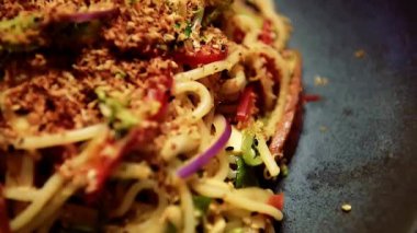 Pirinç eriştesi Asya usulü hazırlandı ve sıcak servis edildi. Öğle veya akşam yemeği için uygun. Erişte menüleri, sokak yemekleri ve ticari stok görüntüleri için ideal..