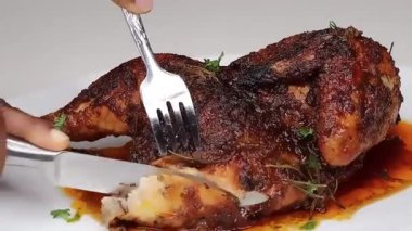 Ağzını sulandıran fırınlanmış tavuk sulu ve yumuşak olana kadar pişirilir. Aile yemekleri ve restoran menüleri için mükemmeldir. Ticari gıda stoku görüntüleri için ideal..