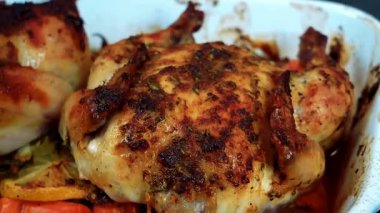 Kızarmış Cornish tavukları altın ve sulu olana kadar pişirilir ve zarif bir kümes hayvanı olarak servis edilir. Şenlikli yemekler, güzel yemek görselleri ve ticari stok görüntüleri için ideal..