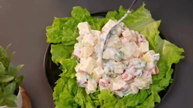 Karışık sebzeler ve kremalı sosla hazırlanmış klasik Rus salatası popüler bir salata olarak servis ediliyor. Parti menüleri, açık büfe yemekleri ve ticari gıda stoku görüntüleri için ideal..