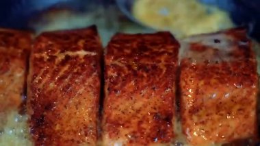 Tereyağlı haşlanmış ve tavada kızartılmış somon balığı usulca pişirilir ve birinci sınıf deniz ürünleri olarak sunulur. Güzel yemek görselleri ve ticari stok görüntüleri için ideal..