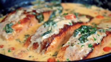 Rahatlatıcı bir deniz ürünleri yemeği olarak hazırlanmış kremalı somon makarnası öğle veya akşam yemeği için sıcak servis edilir. Restoran ve yemek stoku görüntüleri için ideal..