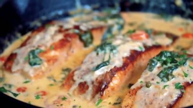 Yumuşak krema sosuyla pişirilmiş somon makarnası ve sıcak servis edilmiş deniz ürünleri zenginliği ve konforlu yemek. Ticari stok görüntüleri için ideal.