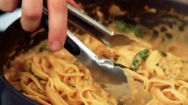 Restoran usulü somon makarnası krema sosuyla hazırlandı ve birinci sınıf makarna olarak servis edildi. Ticari stok görüntüleri için ideal.