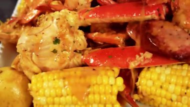 Karışık deniz mahsulleri içeren deniz mahsulleri haşlama tabağı pişirildi ve sıcak servis edildi. Grup yemekleri ve şenlikli yemekler için mükemmel. Deniz ürünleri menüleri ve ticari stok görüntüleri için ideal..