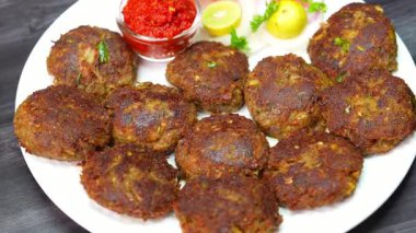 Kıyma ve baharatla hazırlanmış Shami kebap, tavada kızartılmış ve klasik Hint kebabı gibi sıcak servis ediliyor. Aperatif menüler ve ticari stok görüntüleri için ideal..