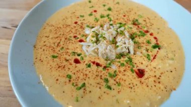 Zengin deniz ürünleri aromalı kremalı yengeç çorbası. Klasik bir kıyı çorbası gibi sıcak servis ediliyor. Güzel yemek menüleri ve ticari stok görüntüleri için ideal..