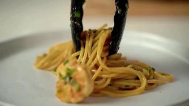 Yumuşak karides ve zengin sosla hazırlanmış sarımsaklı karides spagettisi, deniz ürünleri makarnası gibi sıcak servis ediliyor. Restoran menüleri ve stok görüntüleri için ideal.