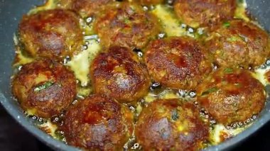 Klasik shami kebap hassas ve lezzetli olana kadar pişirilir, popüler bir Hint aperatifi olarak sıcak servis edilir. Restoran menüleri ve yemek stoku görüntüleri için ideal..