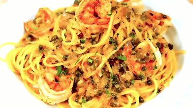 Yumuşak karides ve zengin sosla hazırlanmış kremalı karides makarnası restoran menüleri ve stok görüntüleri için konforlu deniz ürünleri makarna tabağı olarak servis ediliyor..