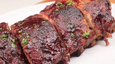 Izgara barbekü domuz pirzolası. Yumuşak ve sulu olana kadar pişirilir. Dumanlı barbekü ana yemek olarak sunulur..