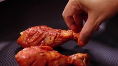 Baharatla kızartılmış ve sıcak servis edilmiş dumanlı kırmızı tavuk budu. Restoran ve barbekü görselleri için kalın bir lezzet ve sulu bir doku sunuyor..