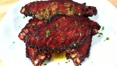 Yumuşak ve sulu ana yemek olarak sıcak servis edilene kadar hindi kanatları yavaş yavaş sosta pişiyor. Restoran menüleri ve yemek stoku görüntüleri için ideal..