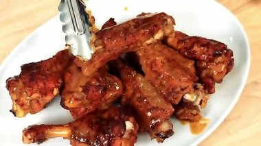 Yavaş pişmiş hindi kanatları kemikten düşene kadar hazırlandı. Klasik bir konfor yemeği olarak sıcak servis edildi..