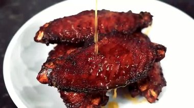 Lezzetli sosla pişirilmiş ve sıcak servis edilen klasik boğulmuş hindi kanatları doyurucu ve doyurucu bir yemek deneyimi sunuyor..