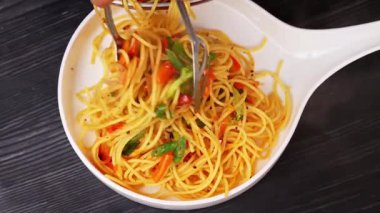 Basit makarna pişirilmiş ve sıcak servis edilmiş, günlük yemekler, restoran menüleri ve klasik İtalyan yemeği görselleri için uygun..