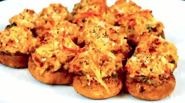 Lezzetli bir aperatif olarak pişirilmiş mantarlar. Parti menüleri, vejetaryen yemekleri ve restoran yemekleri için mükemmel..