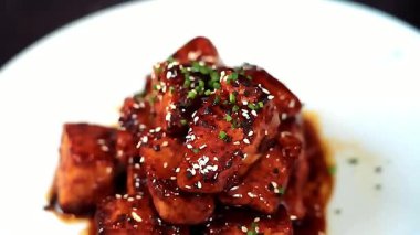 Yapışkan ballı sarımsaklı somon balığı, pırıl pırıl bitiş ve zengin lezzet ile sıcak servis edilir, restoran menüleri ve deniz ürünleri stoku görüntüleri için idealdir..