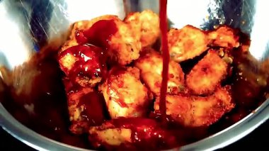 Tatlı ve baharatlı tavuk kanatları lezzetli ve lezzetli olana kadar pişirilir popüler bir aperatif olarak sunulur ya da restoran menüleri için parti atıştırmalığı olarak sunulur..