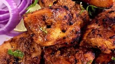 Geleneksel tandır tavuğu baharatlarla marine edilmiş ve dumanlı mükemmellikte ızgara yapılmış, restoranlar ve yemek stoku görüntüleri için klasik bir Hint ana yemeği olarak sunulmuştur..