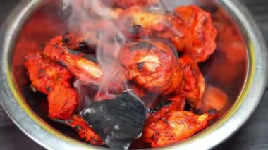 Hint tandır tavuğu, zengin renkli, dumanlı ve kalın baharatlı restoran tarzı servis edilir. Yemek menüleri ve stok görüntüleri için mükemmeldir..