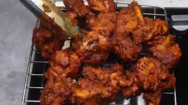 Izgara tandır tavuklu tikka. Yumuşak ve dumanlı olana kadar pişirilir. Klasik Hint aperatifi ya da ana yemek olarak sunulur..