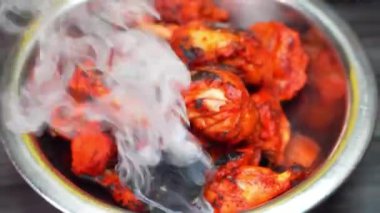 Geleneksel Hint baharatları ve ızgara teknikleri kullanılarak hazırlanmış otantik tandır. Restoran menüleri ve stok görüntüleri için sıcak servis edilir..