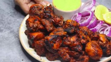 Tandır usulü pişirilmiş dumanlı tavuk, mükemmel ızgara ve Hint yemeği görselleri için sıcak servis edilir..