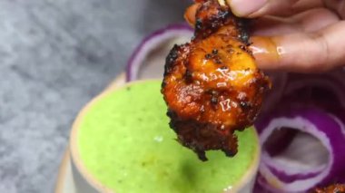 Tandoori tavuk tikka parçaları şiş ızgara, popüler bir Hint aperatifi olarak sıcak servis veya restoran menüleri için ana yemek.