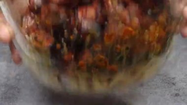 Klasik tandır tavuğu tika yoğurt salamurası ve baharatla hazırlandı, ızgara ve sıcak Hint yemeği olarak servis edildi..