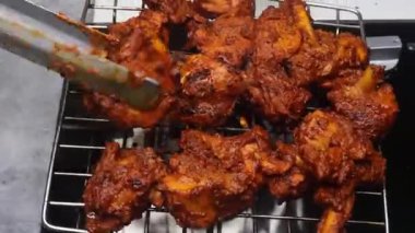 Zengin baharatlar ve dumanlı aromayla ızgara yapılmış otantik Hint tandır tavuğu. Restoran menüleri ve stok görüntüleri için sıcak servis ediliyor..