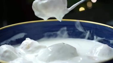 Yoğurt ve baharata batırılmış yumuşak mercimek hamuru ile hazırlanmış Dahi Vada chaat popüler bir Hint sokak yemeği olarak servis edilir..