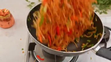 Sebzeli Chowmein Hakka eriştesi pişirip sıcak servis ederek restoran ve yemek stoku görüntüleri için klasik sokak tarzı lezzet sunuyor..