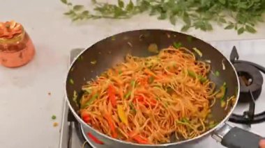 Sebze Hakka şehriyesi, sebzeli kızarmış sokak stili, popüler bir Hint-Çin konfor yemeği olarak servis ediliyor..