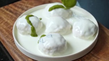 Yumuşak safra Vada kremalı yoğurt ve baharatla ıslatılmış, Hint sokak stilini canlandırıcı ve lezzetli bir yemek olarak sunuyor..