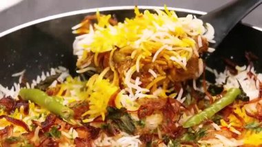 Kokulu pirinç ve sebzelerle hazırlanmış sebze biryani, öğle ve akşam yemeği menüleri için lezzetli bir vegan Hint pilavı olarak servis ediliyor..