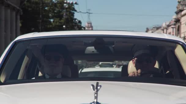 Två män i Rolls Royce Saloon — Stockvideo