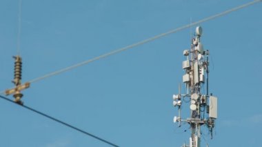 İletişim kulesi ile birçok farklı antenler