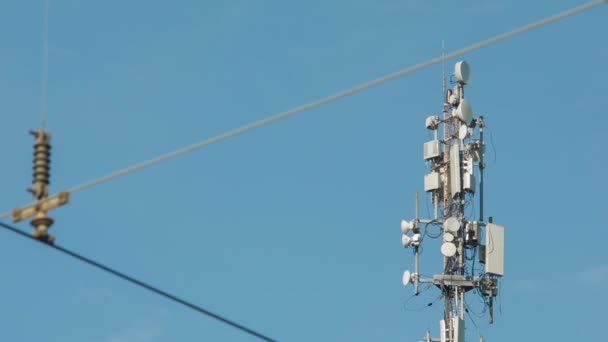 Torre de comunicación con muchas antenas diferentes — Vídeos de Stock