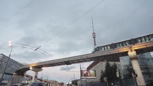 Tren de Monorraíl y Torre de TV Ostankino — Vídeos de Stock