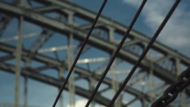 Köprünün altında yüzen tekne